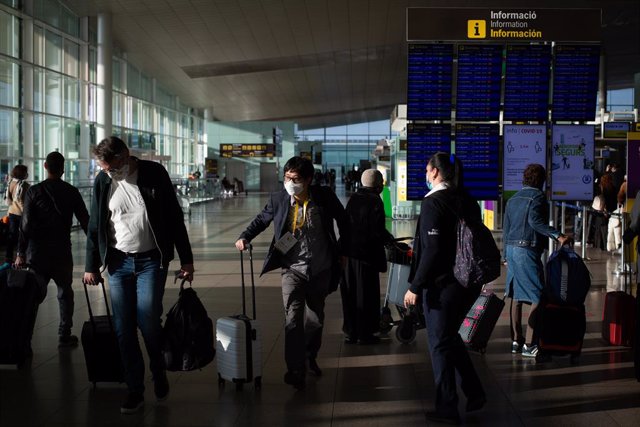 Varios pasajeros con maletas en el aeropuerto de El Prat, a 19 de noviembre de 2021, en Barcelona, Cataluña (España). El aeropuerto de la red Aena es el primer aeropuerto en extensión y tráfico de Cataluña y el segundo aeropuerto con mayor tráfico de Espa
