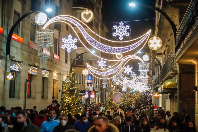 Varias personas esperan el encendido de las luces navideñas, a 20 de noviembre de 2021, en Vigo, Pontevedra, Galicia (España). 