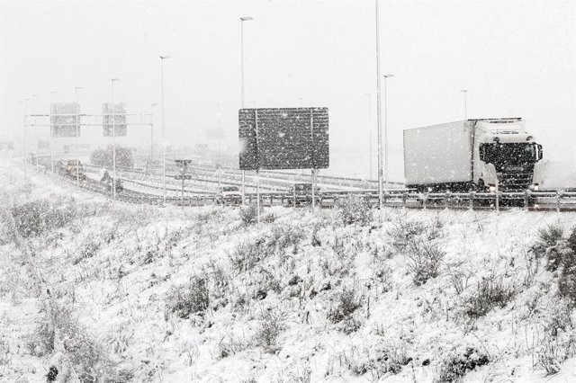 Archivo - Arxivo - Un camió circula per una autovia nevada a Burgos, Castella i Lleó (Espanya), a 8 de març de 2021. La neu ha sorprès als burgalesos aquest dilluns des de primera hora del matí, a pesar que no hi havia avís en les previsions meteorológi