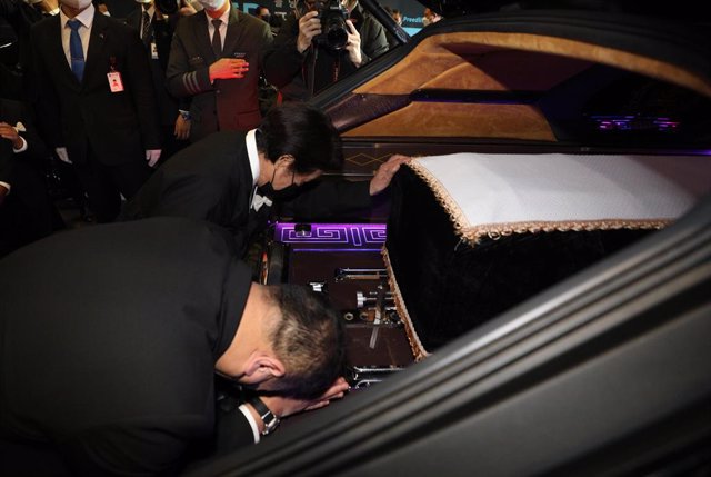 27 November 2021, South Korea, Seoul: Lee Soon-ja (C), the wife of late former President Chun Doo-hwan, bows in front of his coffin in a hearse at Yonsei University Severance Hospital. Photo: -/YNA/dpa