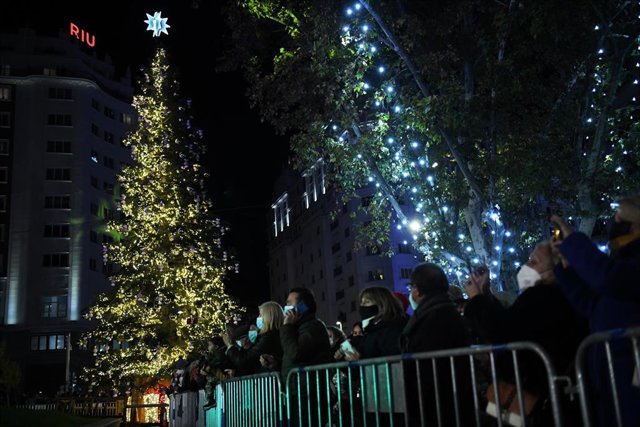 El abeto de Plaza España en el acto de encendido de la iluminación navideña de la ciudad.