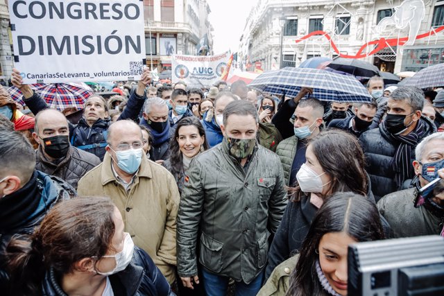 El presidente de Vox, Santiago Abascal (centro), y la portavoz del partido en la Asamblea de Madrid, Rocío Monasterio (i, detrás), en una manifestación contra la reforma de la Ley de Seguridad Ciudadana, a 27 de noviembre de 2021, en Madrid (España). 