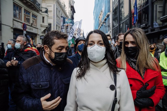 El diputado de Ciudadanos (Cs) Miguel Ángel Gutiérrez (i) y la presidenta de Cs, Inés Arrimadas (centro), en una manifestación contra la reforma de la Ley de Seguridad Ciudadana, a 27 de noviembre de 2021, en Madrid (España). 