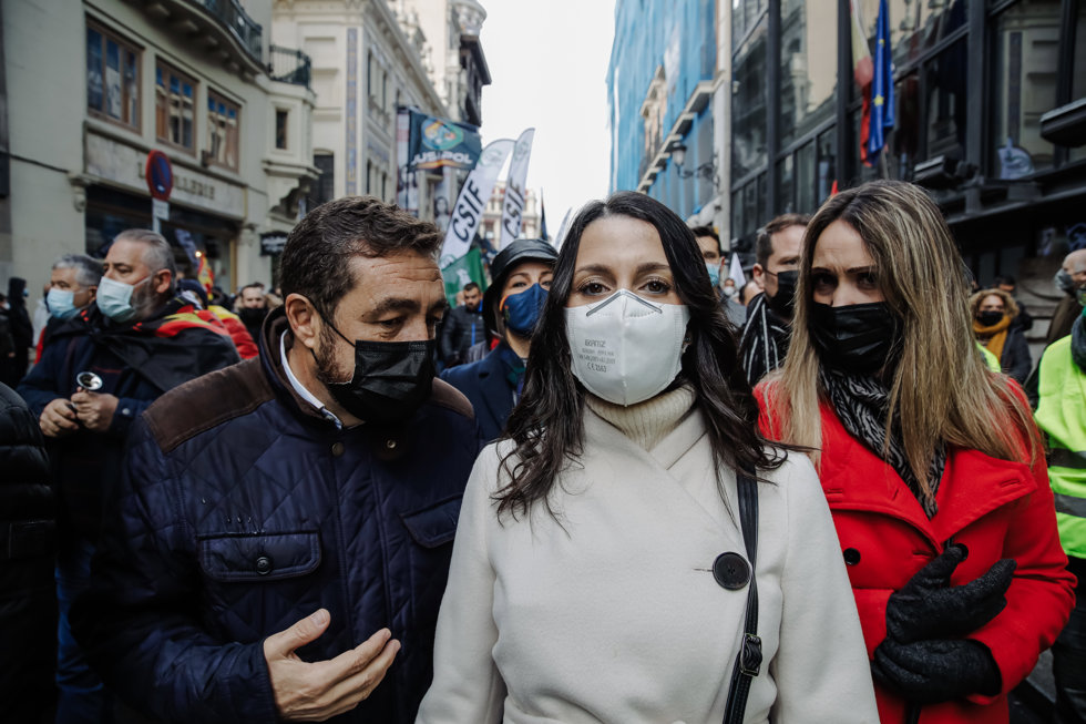 El diputado de Ciudadanos (Cs) Miguel Ángel Gutiérrez (i) y la presidenta de Cs, Inés Arrimadas (centro), en una manifestación contra la reforma de la Ley de Seguridad Ciudadana, a 27 de noviembre de 2021, en Madrid (España). 