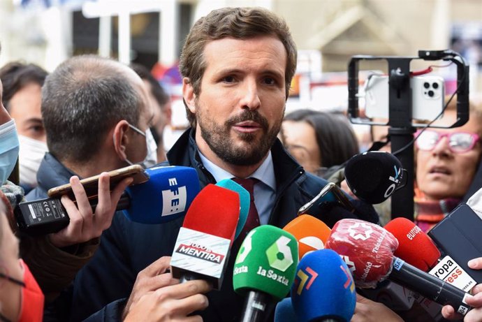 El presidente del PP, Pablo Casado, ofrece declaraciones a los medios, en una concentración contra la reforma de la Ley Mordaza, frente a la Delegación del Gobierno, a 24 de noviembre de 2021, en Madrid, (España). 