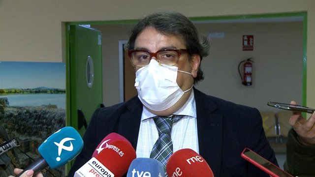 Imagen de archivo del vicepresidente segundo y consejero de Sanidad y Servicios Sociales, José María Vergeles, en una comparecencia ante los medios
