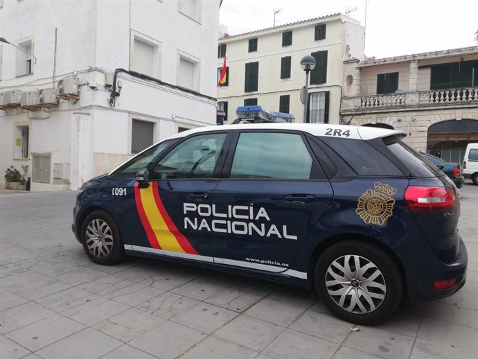 Archivo - Coche patrulla de la Policía Nacional en Mahón.