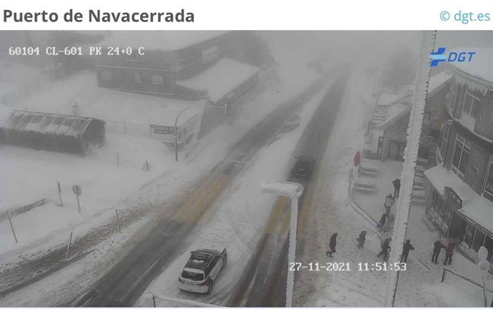 Una ventisca corta la M-601 a la altura del acceso al puerto de Navacerrada