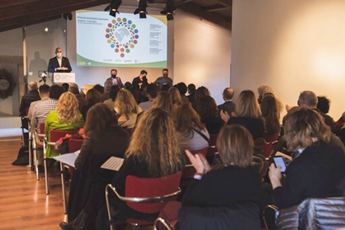La directora general de Cooperación, Silvia Abascal, participa en el encuentro.
