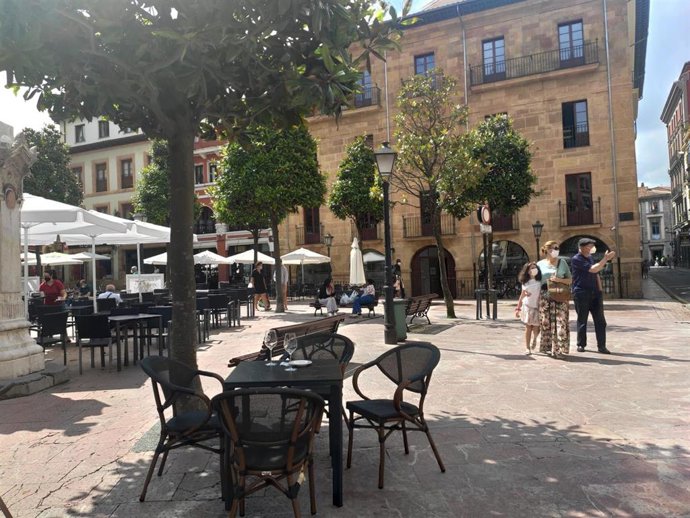 Archivo - Personas con mascarilla en las calles de Oviedo y terrazas de hostelería.