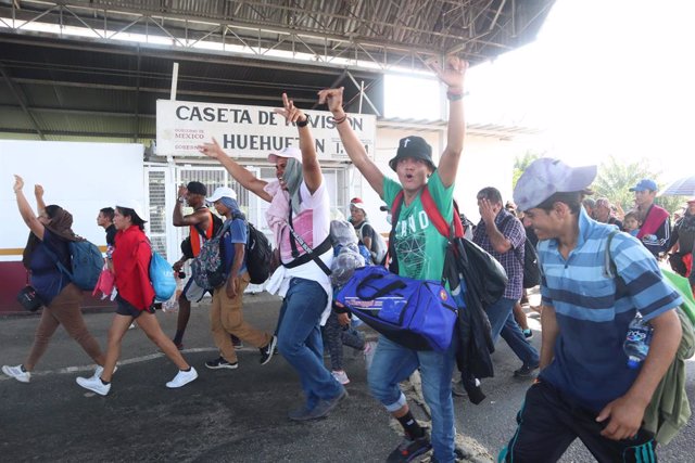 Archivo - 24 October 2021, Mexico, Huehuetan: Migrants from Central America, Cuba, Venezuela, Colombia and Haiti walk during the second day of the caravan of migrants towards Mexico City. More than 2,000 people have set off from the Mexican city of Tapach