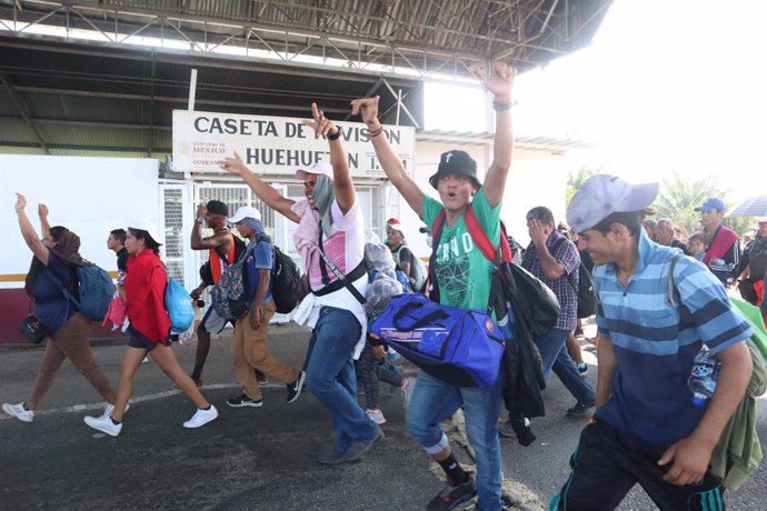 Archivo - 24 October 2021, Mexico, Huehuetan: Migrants from Central America, Cuba, Venezuela, Colombia and Haiti walk during the second day of the caravan of migrants towards Mexico City. More than 2,000 people have set off from the Mexican city of Tapa