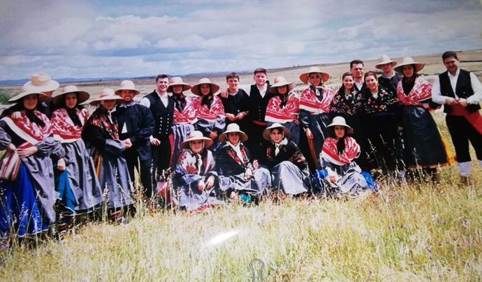 Foto de archivo del grupo folklórico El Pandero de Arroyo de la Luz (Cáceres)