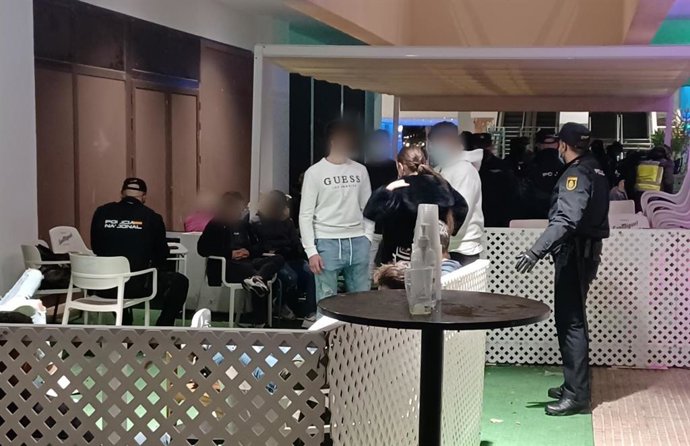 Dispositivo de la Policía Nacional en la zona del puerto de Alicante para el cumplimiento de las normas anticovid