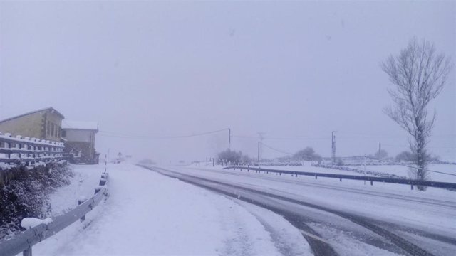Archivo - Nieve en carreteras de Cantabria.- Archivo