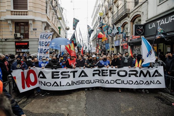 Varias personas sostienen una pancarta donde se lee "No a esta reforma", en una manifestación contra la reforma de la Ley de Seguridad Ciudadana
