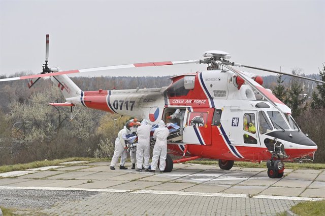 25 November 2021, Czech Republic, Prague: Paramedics of Prague's Motol University Hospital unload A covid-19 patient from an army helicopter, who was transported to Prague from Brno in a serious condition on 25 November 2021. Photo: ?imánek Vít/CTK/dpa