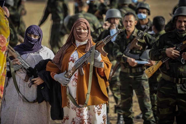 Archivo - 27 February 2021, Algeria, Tindouf: Sahrawi troops parade during celebrations marking the 45th anniversary of the declaration of the Sahrawi Arab Democratic Republic (SADR), near the south-western Algerian city of Tindouf, considered as the Sahr