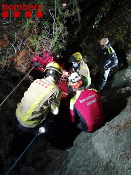 Los bomberos en el rescate del joven que se precipitó por un barranco en Tona (Barcelona)