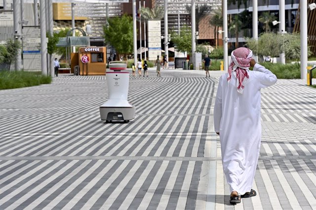 Archivo - 25 October 2021, United Arab Emirates, Dubai: A security robot walks at the site of Dubai Expo 2020 during the Flemish Week. The Belgian region of Flanders is hosting a week of events at the World Expo. Photo: Dirk Waem/BELGA/dpa