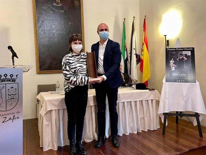 La escritora y periodista canaria Andrea Abreu recoge el XVI Premio Dulce Chacón de Narrativa Española en Zafra (Badajoz)