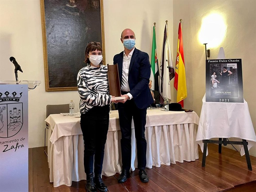 La escritora y periodista canaria Andrea Abreu recoge el XVI Premio Dulce Chacón de Narrativa Española en Zafra (Badajoz)