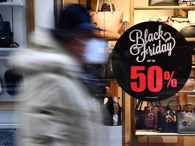 A fashion store announces Black Friday sales in Genoa