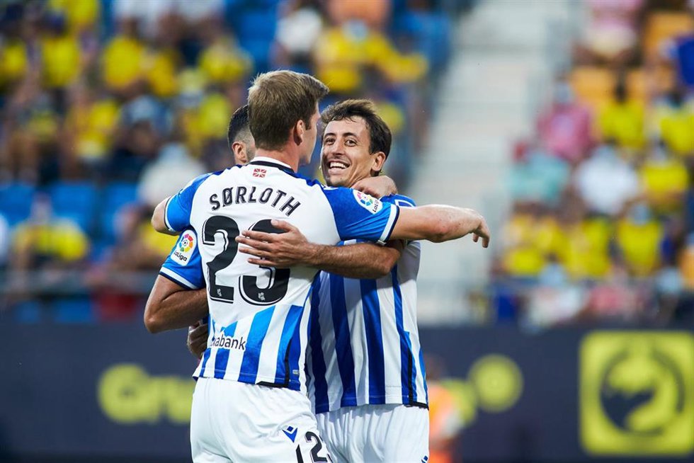 Archivo - Mikel Oyarzabal celebra un gol de la Real Sociedad