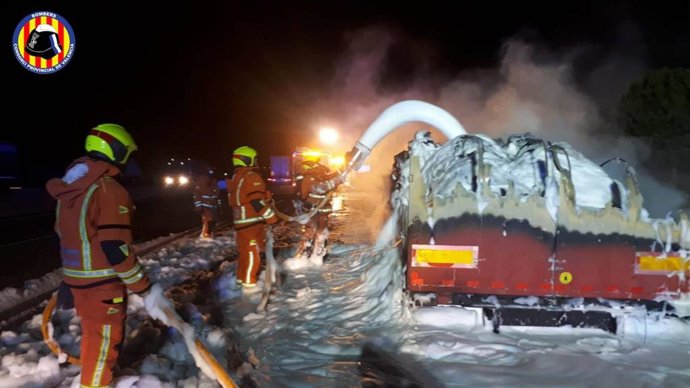Sofocan el incendio de un semirremolque de madrugada en la CV-300