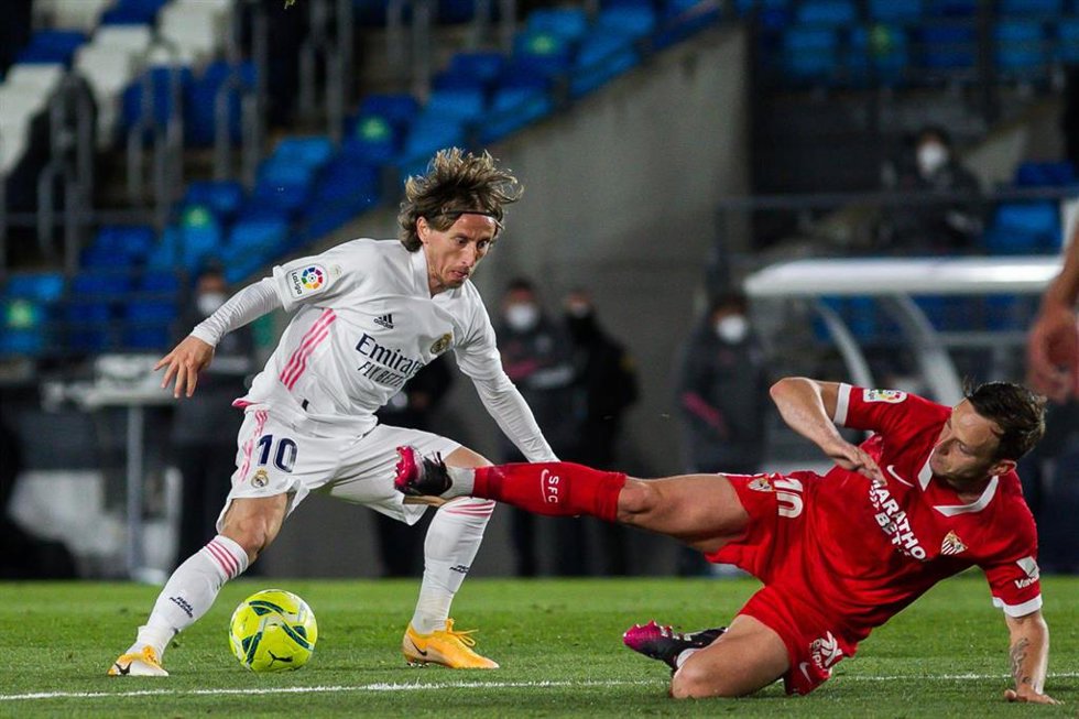 Archivo - Luka Modric e Ivan Rakitic en el Real Madrid-Sevilla de la temporada pasada