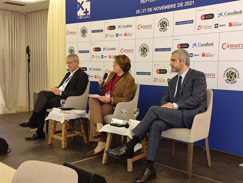 El presidente de Renfe, Isaías Táboas, y el presidente de Aena, Maurici Lucena. En el centro modera la directora de la Cámara de Comercio de España, Imma Riera