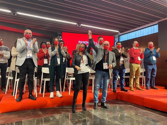 Mayte Pérez y Javier Lambán en la clausura del 10 Congreso del PSOE de Teruel.