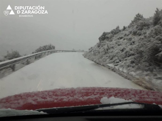 Bomberos de la DPZ trabajan con las quitanieves en varias carreteras de Cinco Villas, Tarazona y el Moncayo.