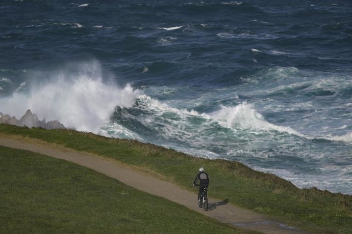 Fuerte oleaje en la zona de la Torre de Hércules, a 27 de noviembre de 2021 en A Coruña, Galicia (España). Catorce de las diecisieta comunidades autónomas tienen este sábado riesgo (aviso amarillo) o riesgo importante (aviso naranja) por nieve, lluvia, 