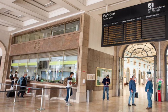 Archivo - Viajeros con mascarilla en la Estación de Santa Apolonia de Lisboa