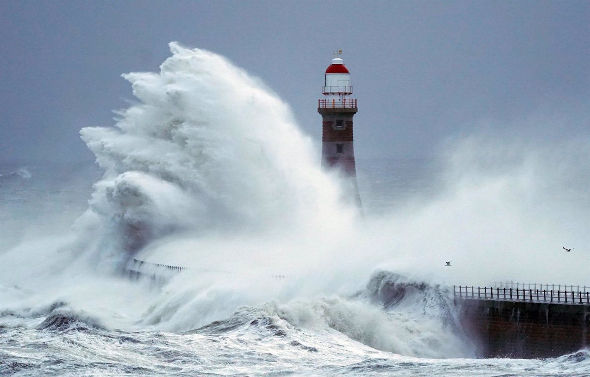 AMP.- UK.- Hurricane ‘Arwen’ leaves at least three people dead, power cuts and road closures in Great Britain