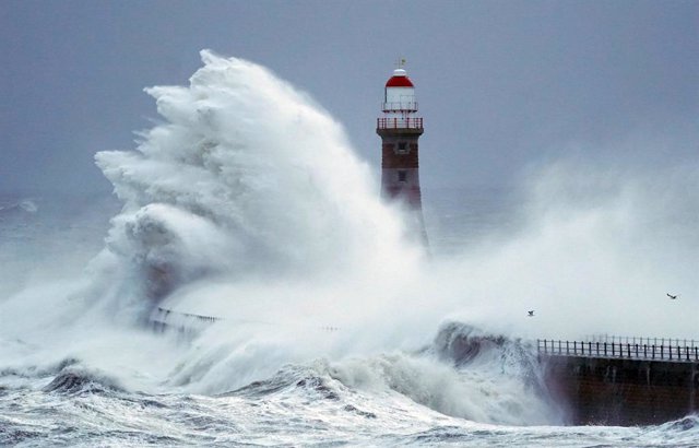 27 November 2021, United Kingdom, Sunderland: Huge waves crash against the sea wall and Roker Lighthouse in Sunderland in the tail end of Storm Arwen. Photo: Owen Humphreys/PA Wire/dpa
