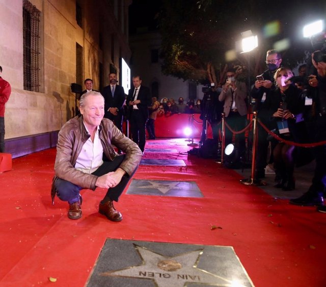 El actor escocés Iain Glen inaugura su estrella en el Paseo de la Fama de Almería