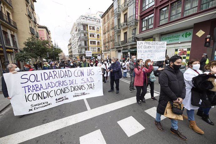 Varias personas sostienen una pancarta donde se lee "Solidaridad con las trabajadoras del S.A.D. (Servicio de Ayuda a Domicilio) 