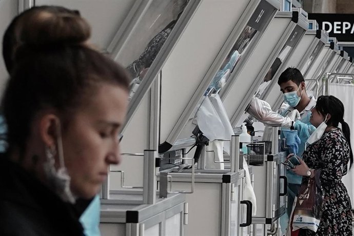 Archivo - Pruebas COVID-19 en el Aeropuerto Internacional Ben Gurion de Israel