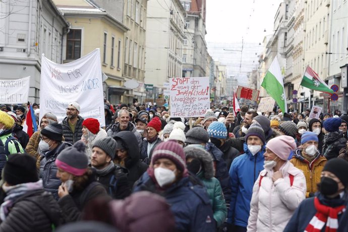 Manifestación en Graz, Austria, contra la vacunación obligatoria y medidas para el control del coronavirus