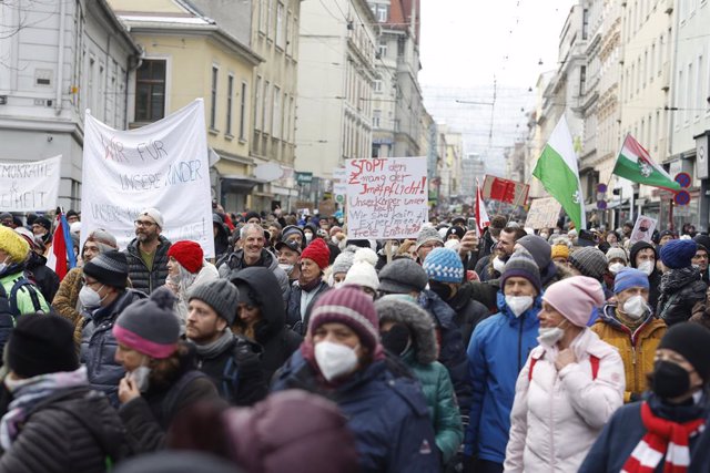 27 November 2021, Austria, Graz: People take part in a demonstration against the government's Corona measures amid a fourth lockdown in Austria. Photo: Erwin Scheriau/APA/dpa