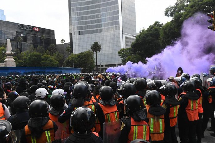 Archivo - Marcha feminista en México rodeada de un gran dispositivo de seguridad