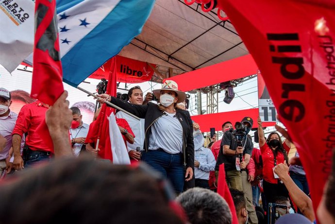 November 20, 2021, San Pedro Sula, Cortes, Honduras: Xiomara Castro, the presidential candidate running under Libre Party waves a Honduran flag during their final campaign rally in San Pedro Sula..The Libre Party of Honduras, in opposition to the incumb