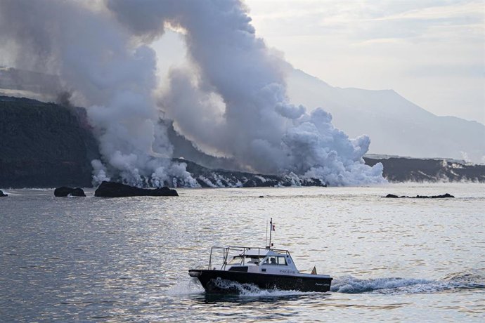 Una persona observa la colada de lava a su llegada al mar, a 23 de noviembre de 2021, en La Palma, Santa Cruz de Tenerife, Canarias, (España). La energía del volcán de Cumbre Vieja ha creado un nuevo delta lávico tras entrar en contacto con el mar en la