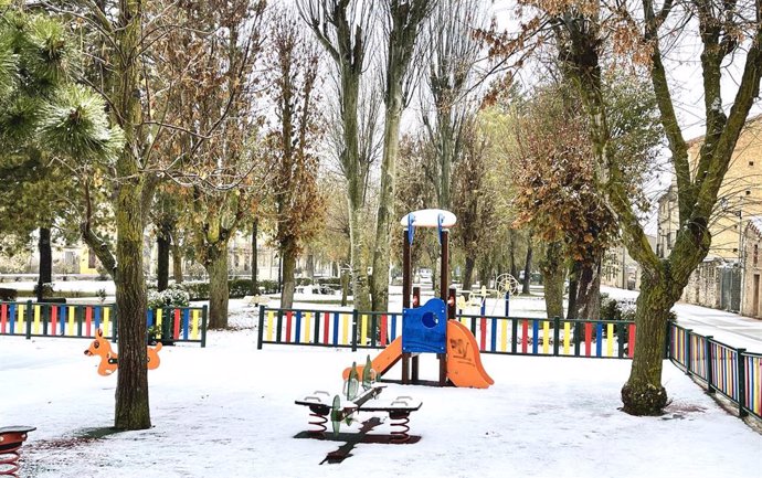 Un parque infantil de Maranchón cubierto de nieve, a 23 de noviembre de 2021, en Maranchón, Guadalajara, Castilla La-Mancha (España)