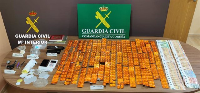 Sustancias estupefacientes, dinero fraccionado y utensilios incautados en la desarticulación de un punto de venta de droga en Boiro (A Coruña).