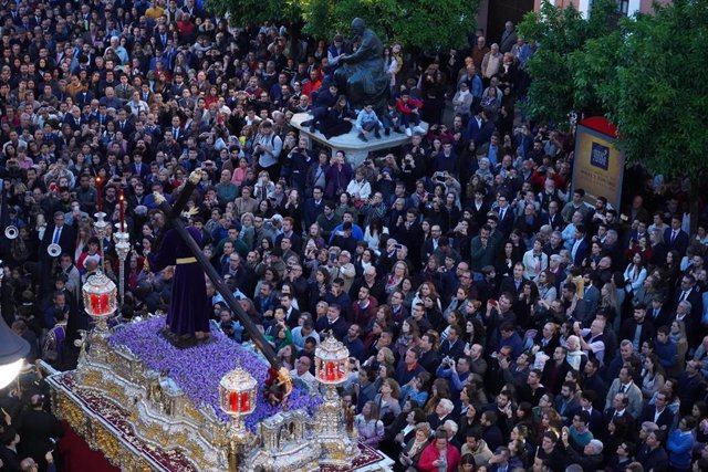 Archivo - Multitud en la Semana Santa de Sevilla de 2019, periodo para el cual habría estado previsto el atentado