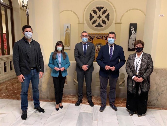 José Ramón Díez de Revenga, el rector José Luján, la directora de Movilidad, Marina Munuera, la vicerrectora de Planificación de las Infraestructuras, Belén López, y el coordinador del Campus de Infraestructura, Antonio Carrasco