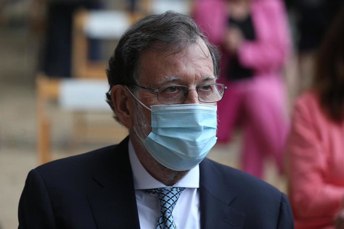 Archivo - El expresidente del Gobierno, Mariano Rajoy, durante la entrega del I Premio Rojana 'Alfredo Pérez Rubalcaba, a 21 de junio de 2021, en la Fundación Felipe González, Madrid, (España). 